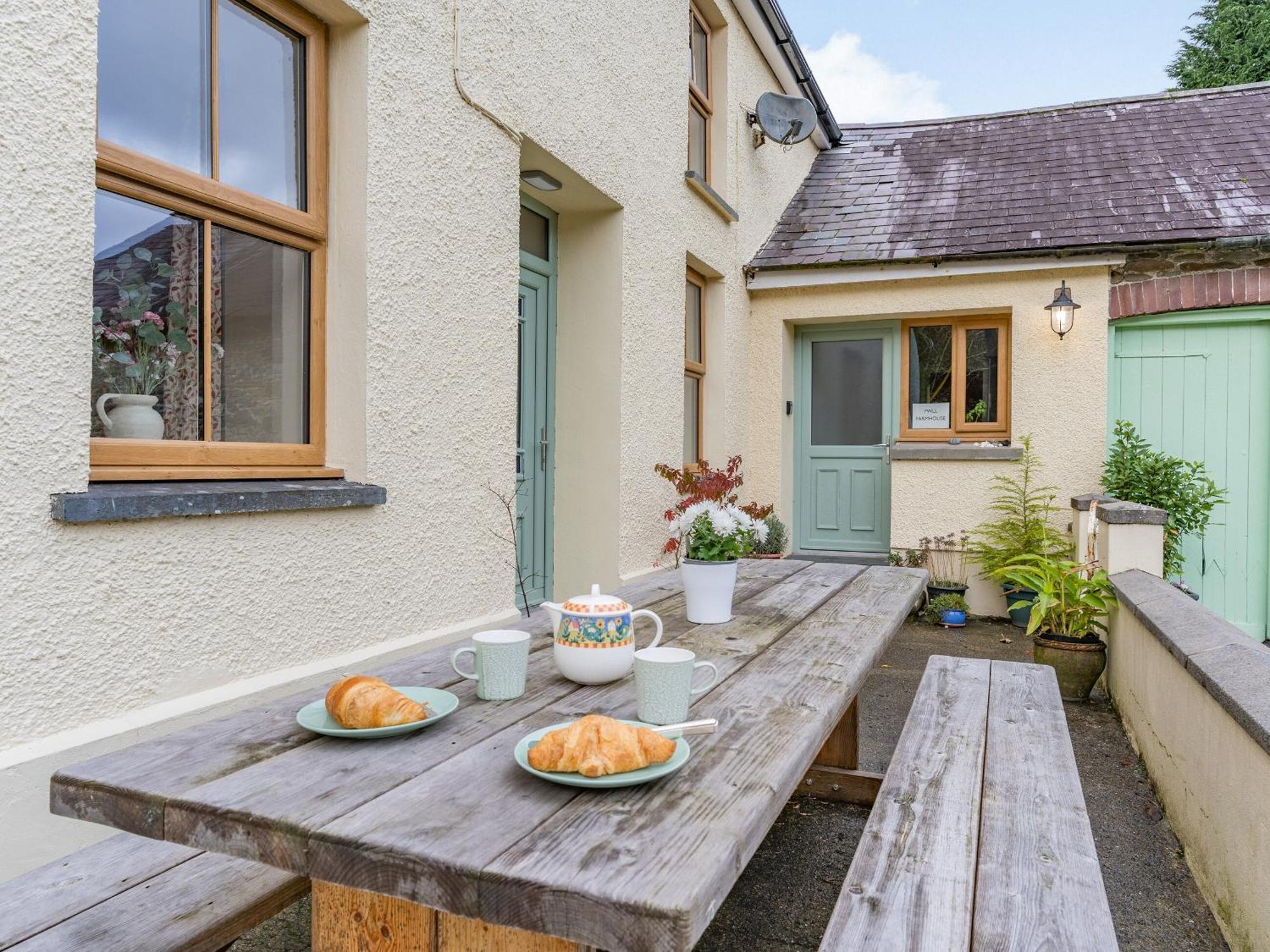 Pwll Farmhouse Llanllawdog Exteriér fotografie